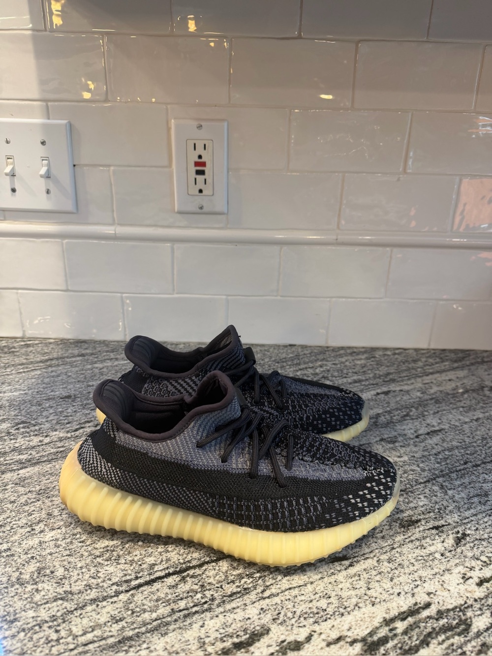 Men’s Adidas Yeezy Boost 350 V2 Carbon Black FZ5000 Size 6/Women’s 7.5